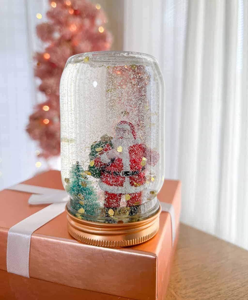 DIY holiday snow globes are SO fun, easy and make great gifts!